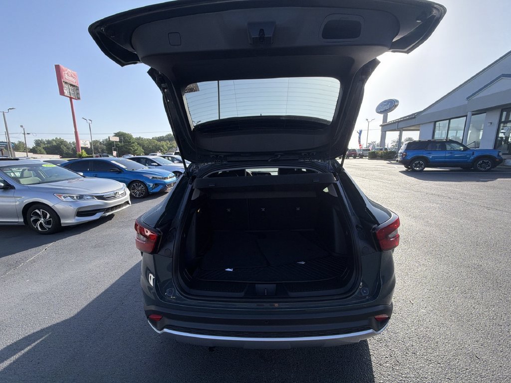 Used 2025 Chevrolet Trax LT w/ Driver Confidence Package FWD image 27