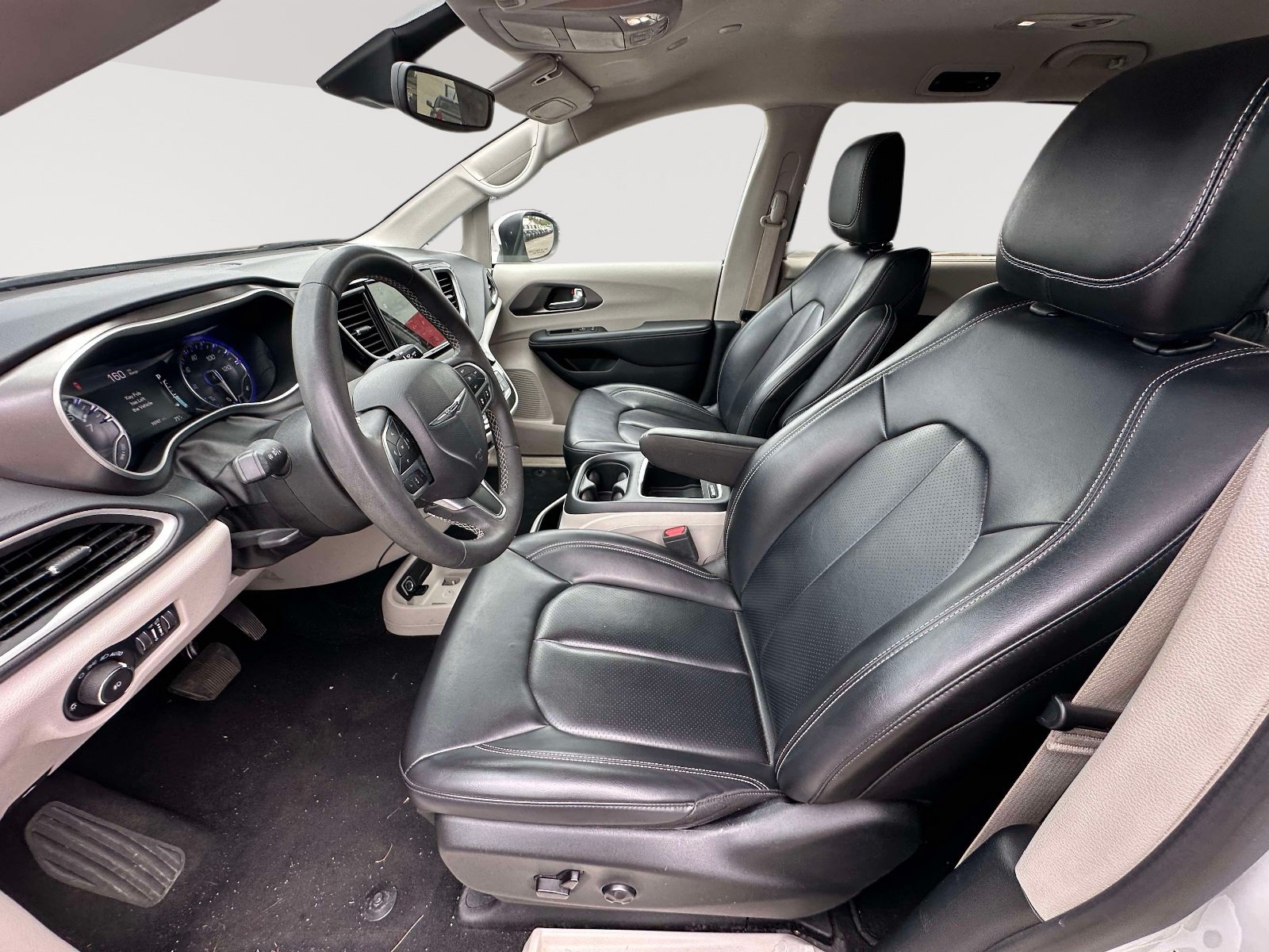 Used 2023 Chrysler Pacifica Touring-L FWD image 17