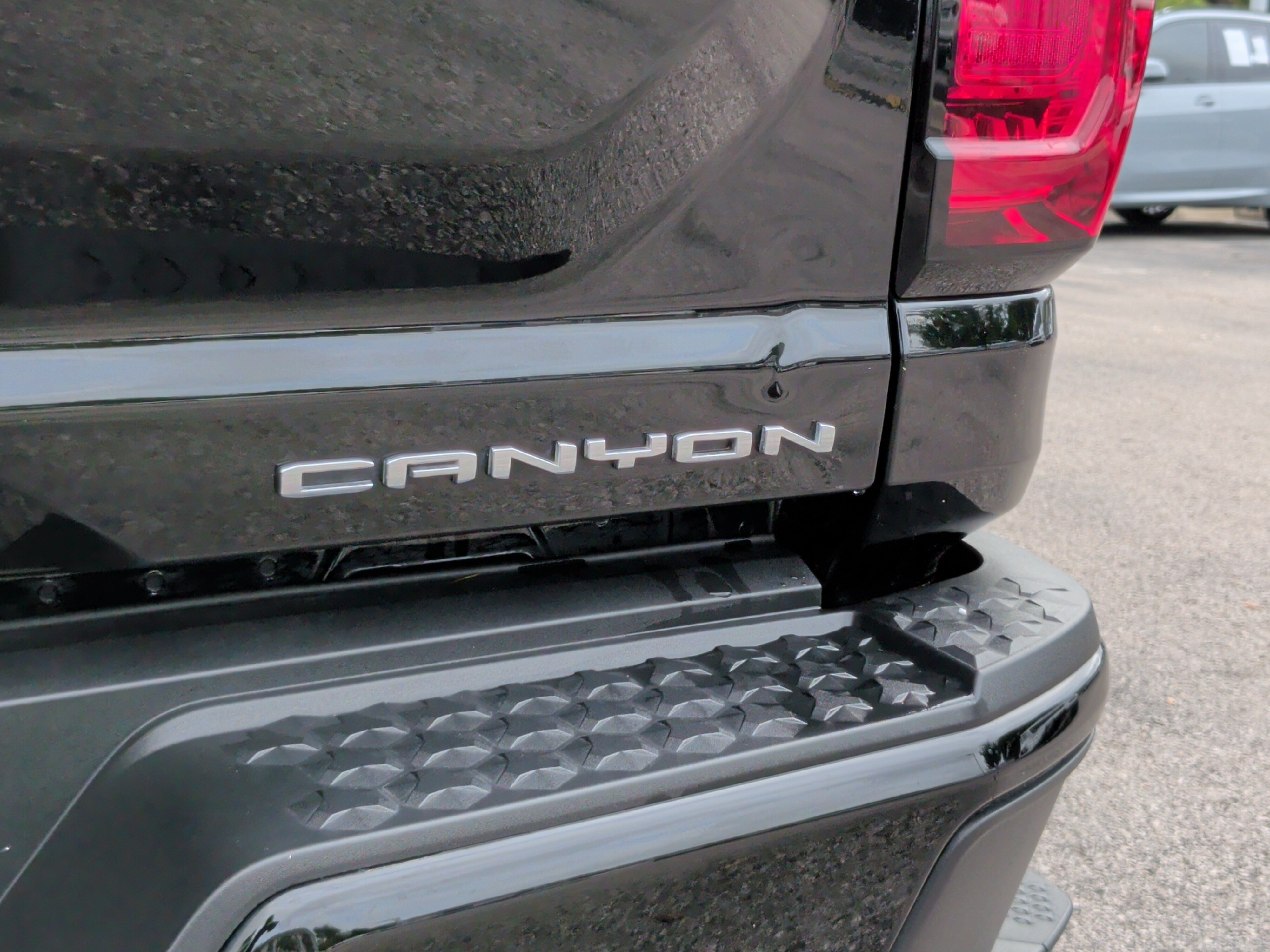 Used 2023 GMC Canyon Denali w/ Denali Black Edition AWD/4WD image 11