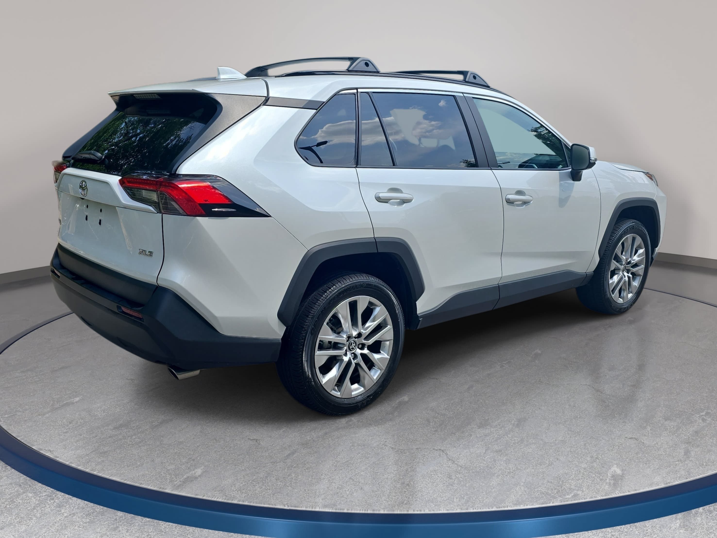 Used 2025 Toyota RAV4 XLE Premium FWD image 5