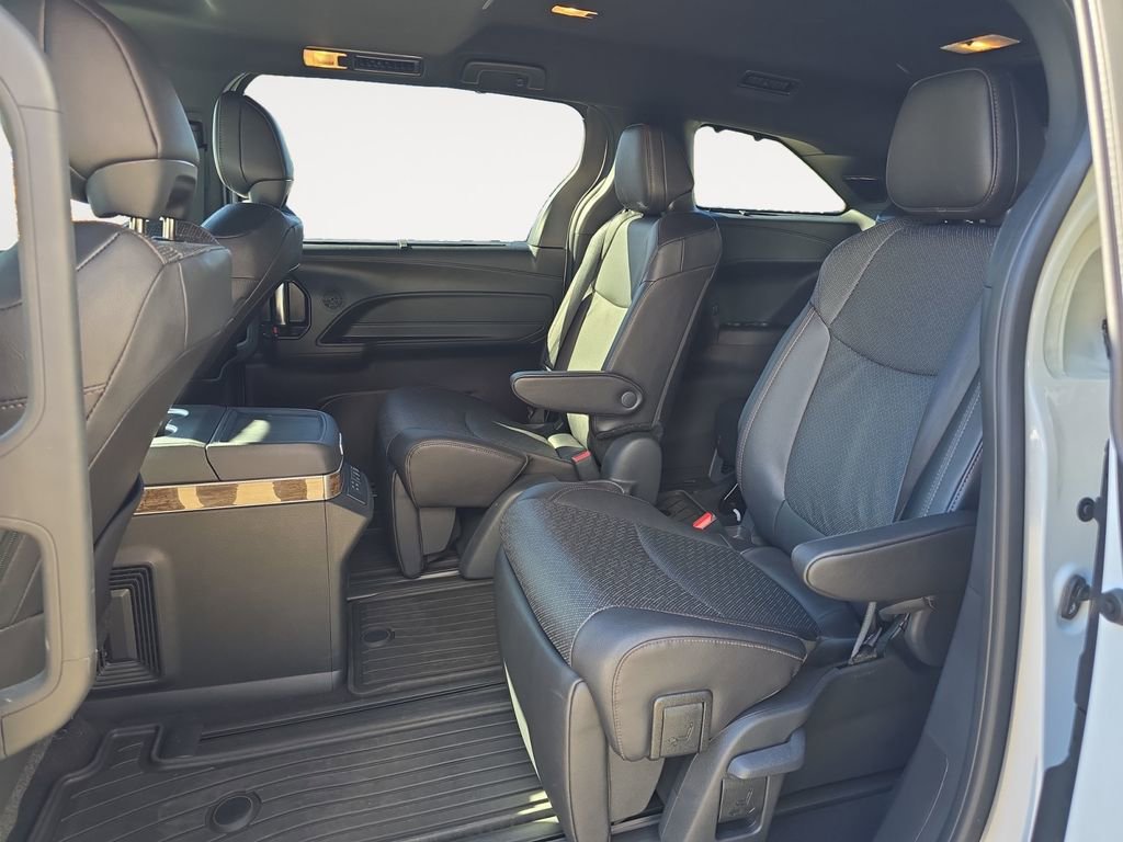 Used 2025 Toyota Sienna Platinum image 19