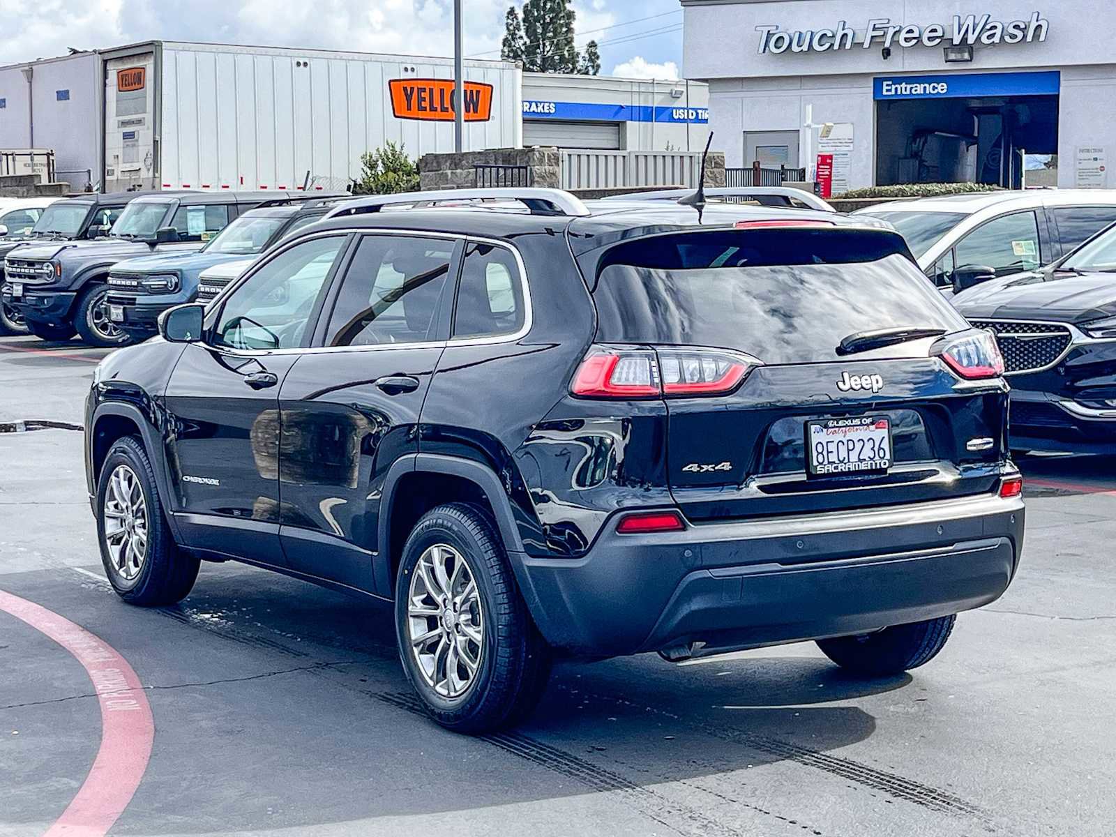 Used 2019 Jeep Cherokee Latitude Plus w/ Comfort/Convenience Group image 2