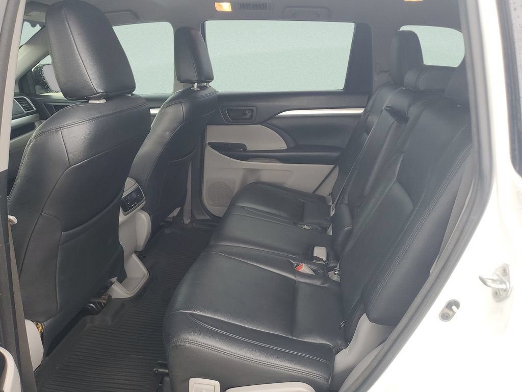 Used 2018 Toyota Highlander LE FWD image 10