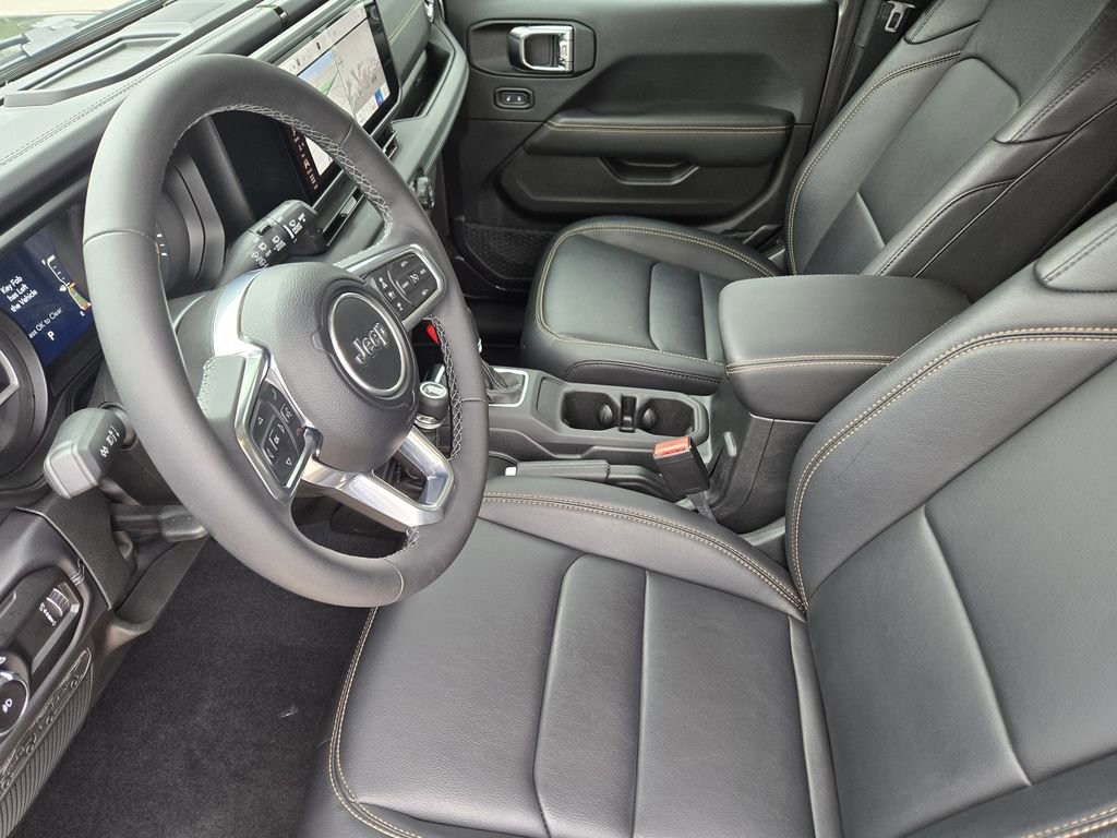 Used 2025 Jeep Wrangler Unlimited Sahara AWD/4WD image 17