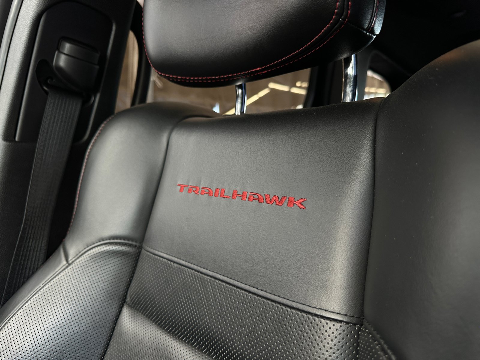 Used 2018 Jeep Grand Cherokee Trailhawk w/ Trailhawk Luxury Group AWD/4WD image 27