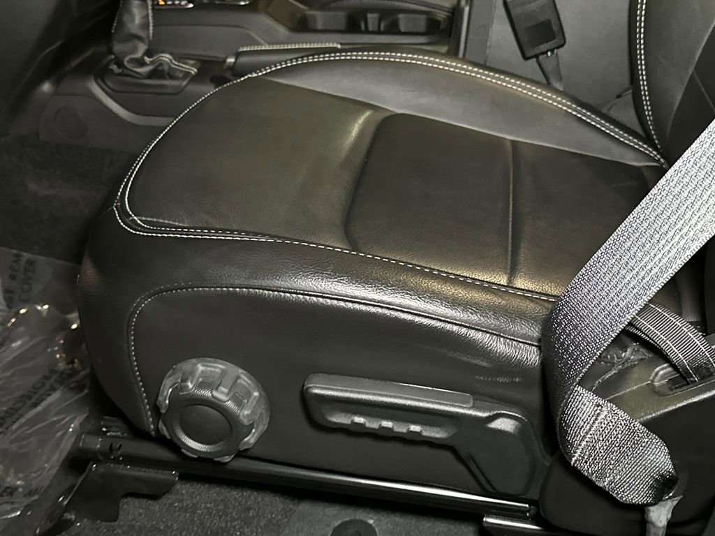 Used 2023 Jeep Wrangler Unlimited Sahara w/ Cold Weather Group AWD/4WD image 18