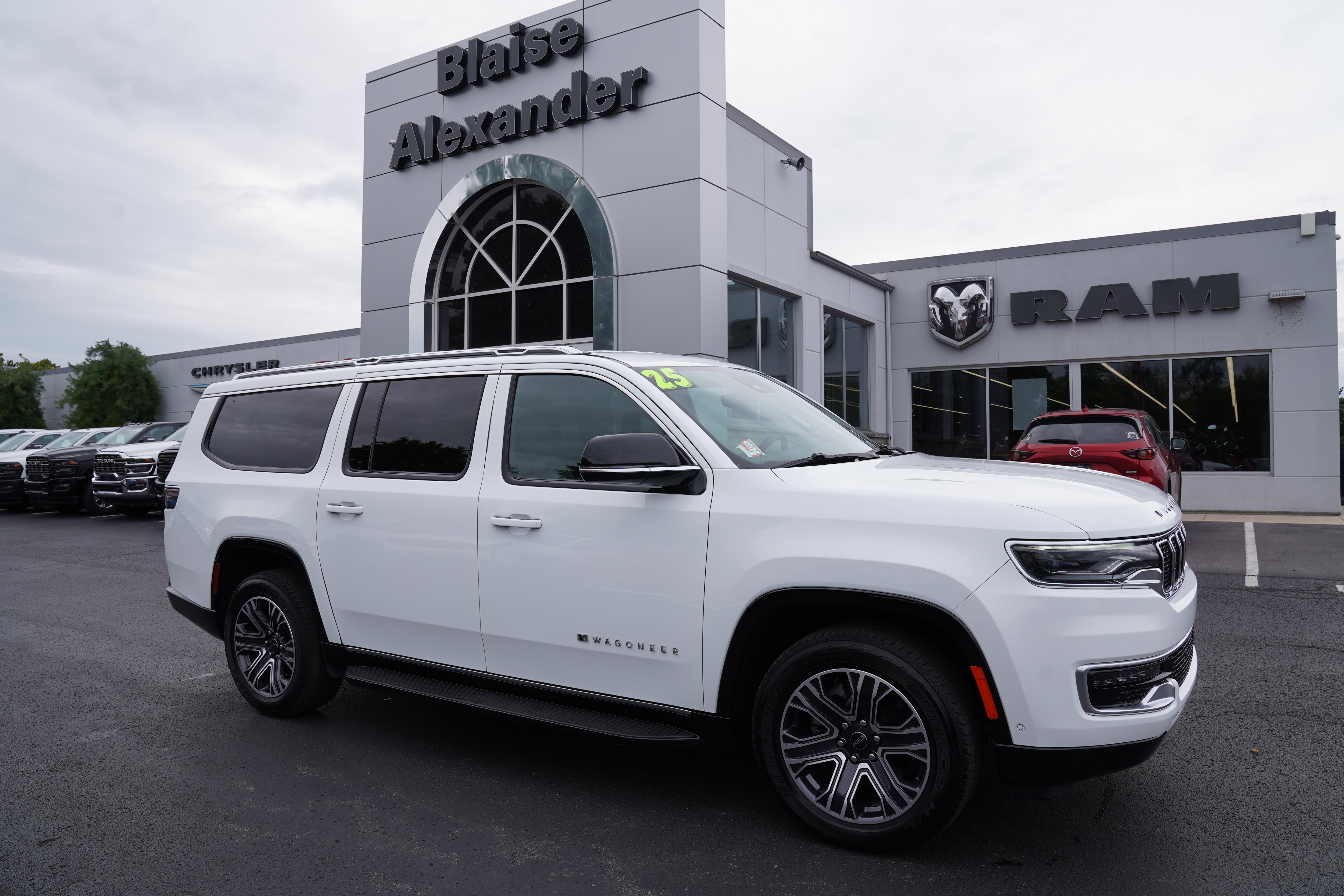 Used 2025 Jeep Wagoneer L Series II w/ 8-pass Seating Package
