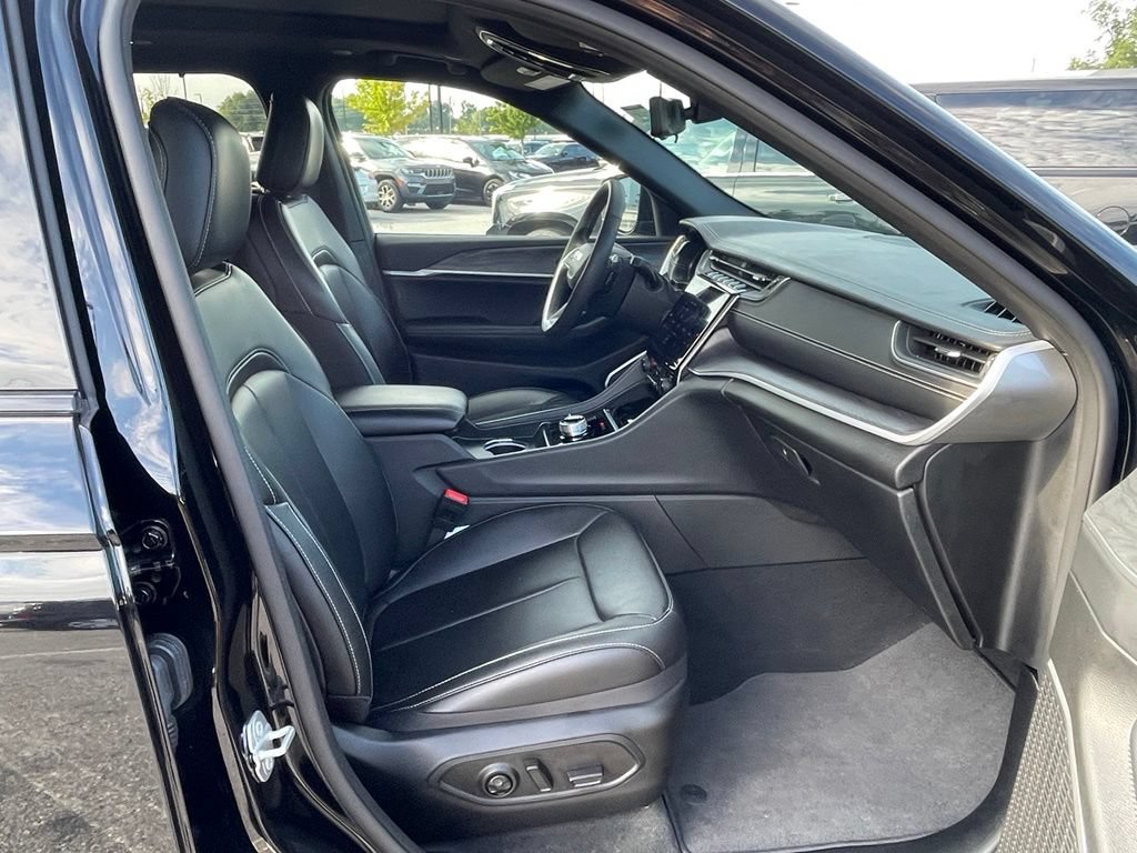 Used 2025 Jeep Grand Cherokee L Limited w/ Luxury Tech Group II AWD/4WD image 28