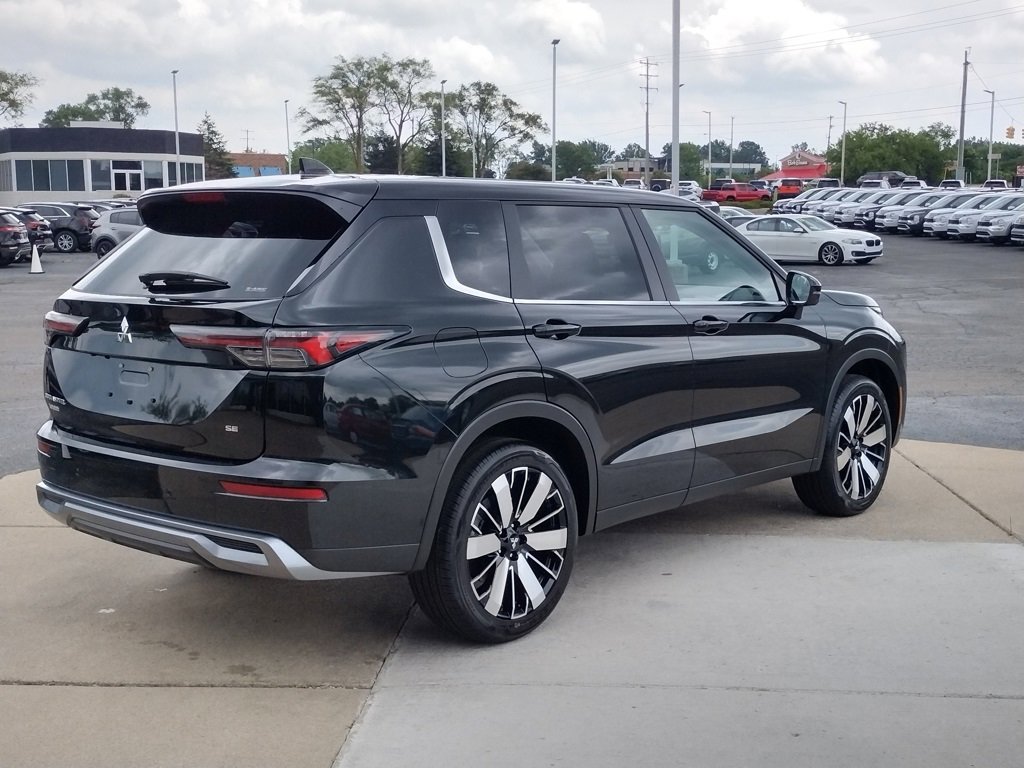 New 2025 Mitsubishi Outlander SE image 16