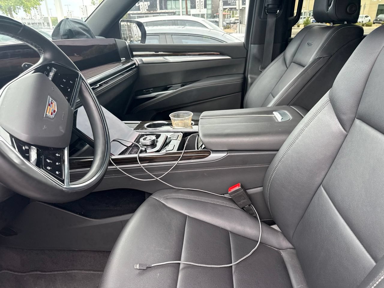 Used 2025 Cadillac Escalade Luxury AWD/4WD image 3