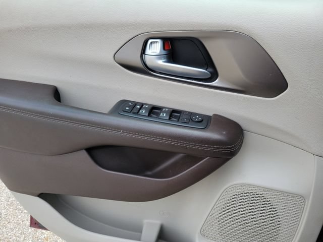 Used 2017 Chrysler Pacifica Touring-L Plus w/ Advanced Safetytec Group FWD image 19
