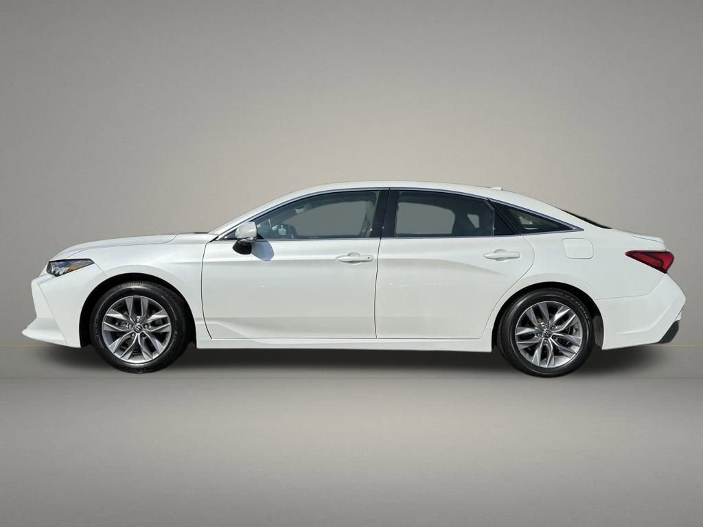 Used 2022 Toyota Avalon XLE w/ Moonroof Package image 2