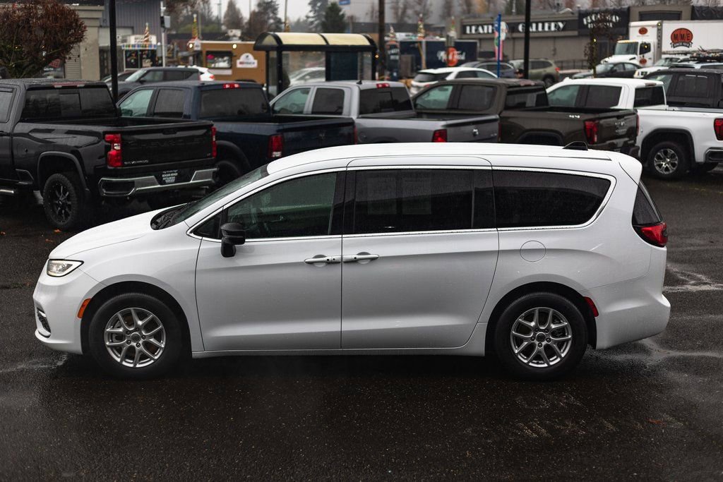 Used 2024 Chrysler Pacifica Touring-L image 11