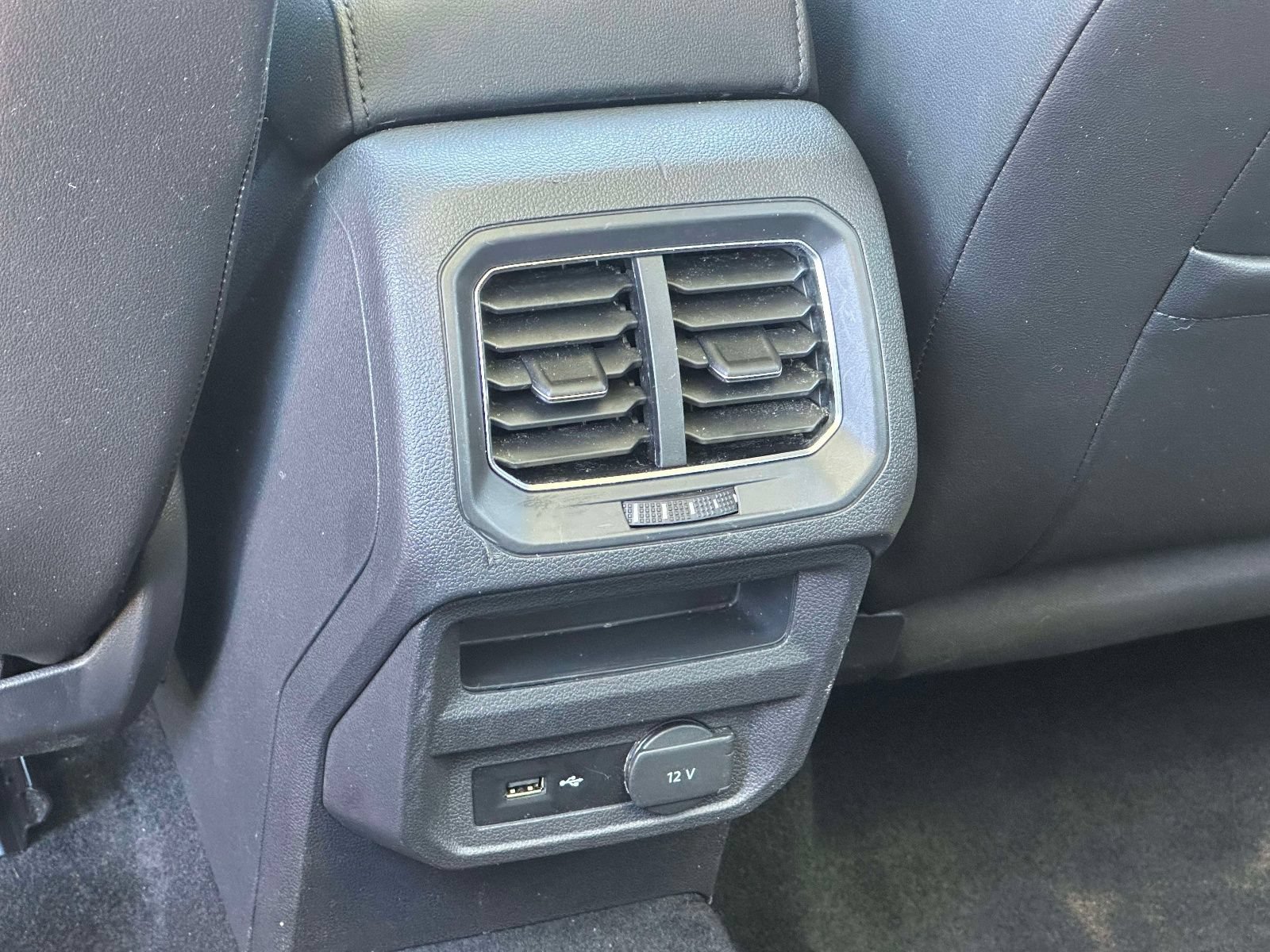 Used 2018 Volkswagen Tiguan SE w/ Panoramic Sunroof Package FWD image 16