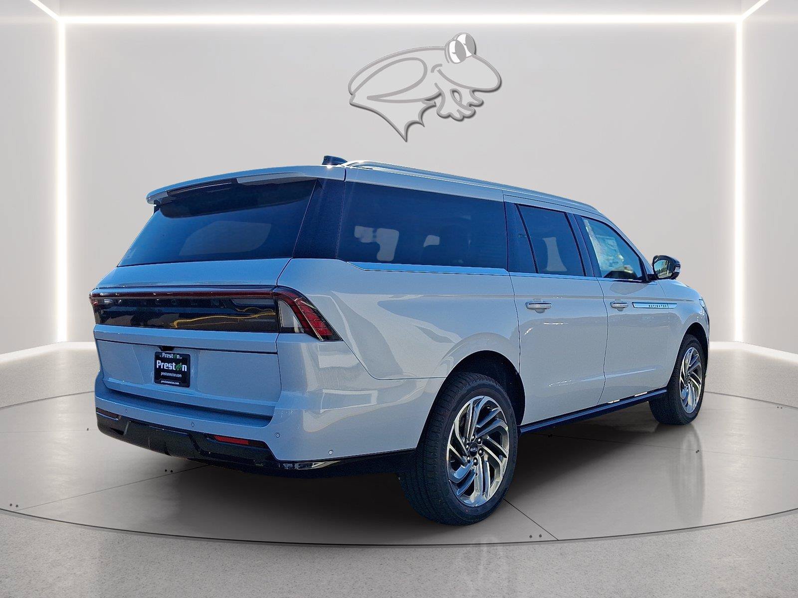 New 2025 Lincoln Navigator L Reserve AWD/4WD image 3