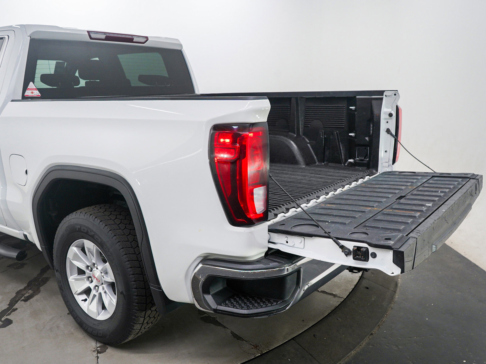 Used 2023 GMC Sierra 1500 SLE w/ Enhanced Capability Package AWD/4WD image 9