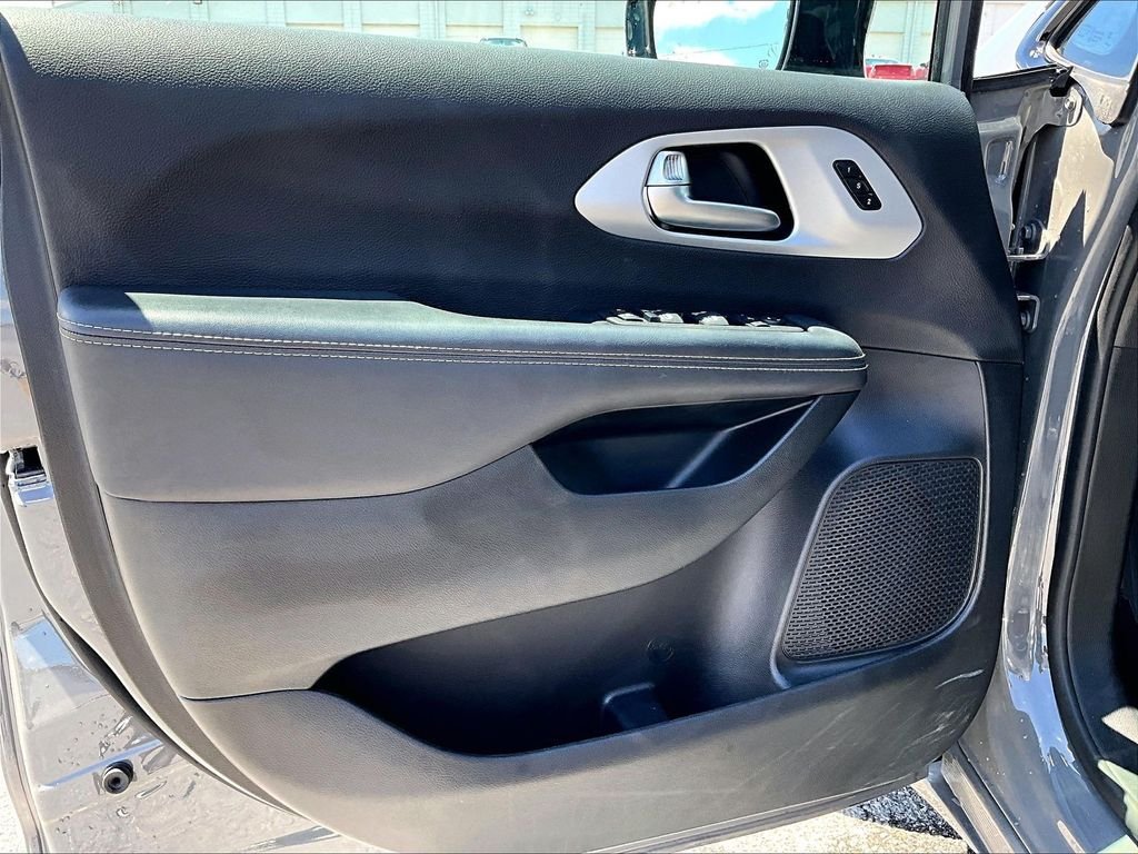 Used 2025 Chrysler Pacifica Limited FWD image 9