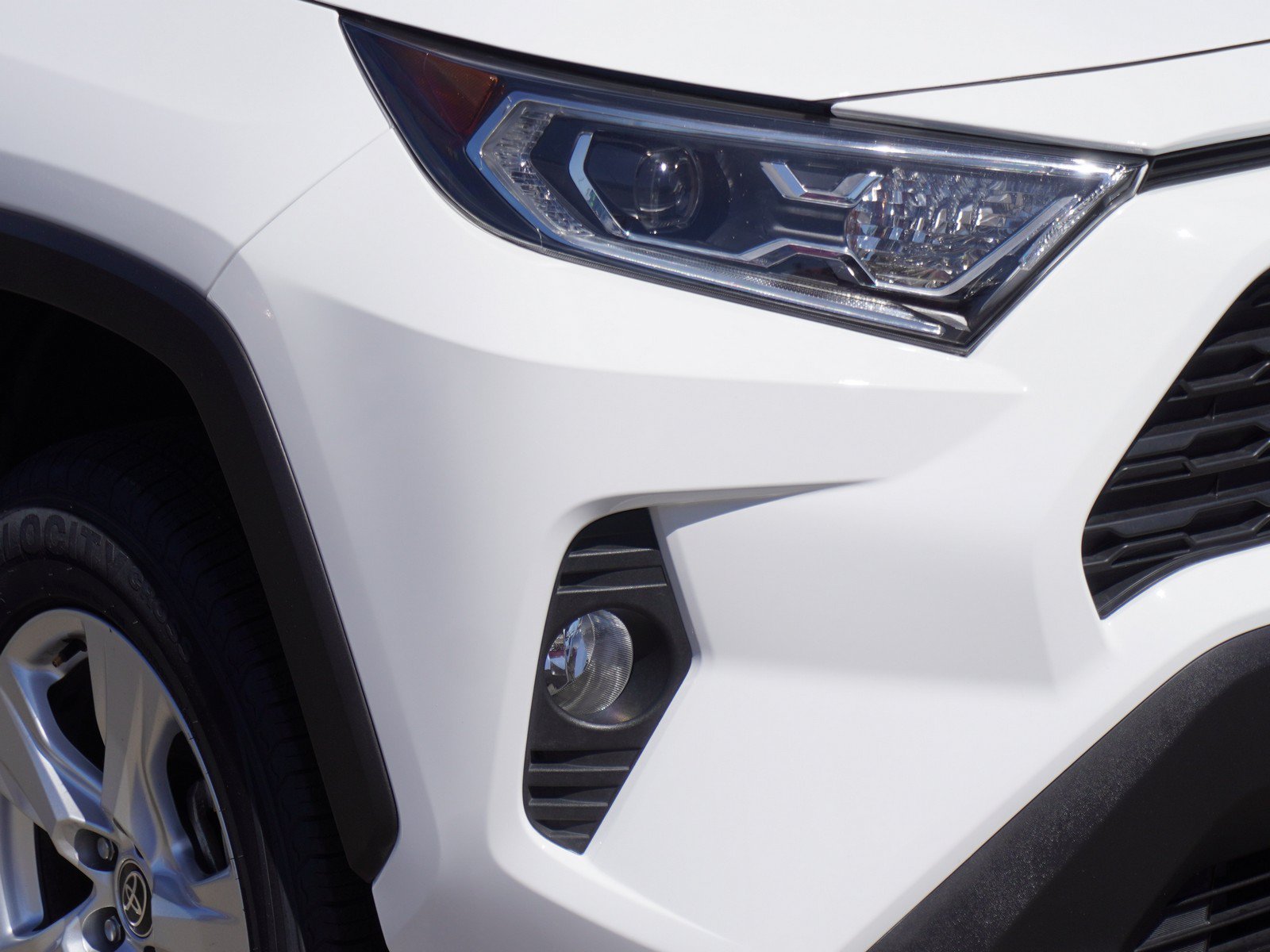 Used 2021 Toyota RAV4 XLE w/ Convenience Package AWD/4WD image 3