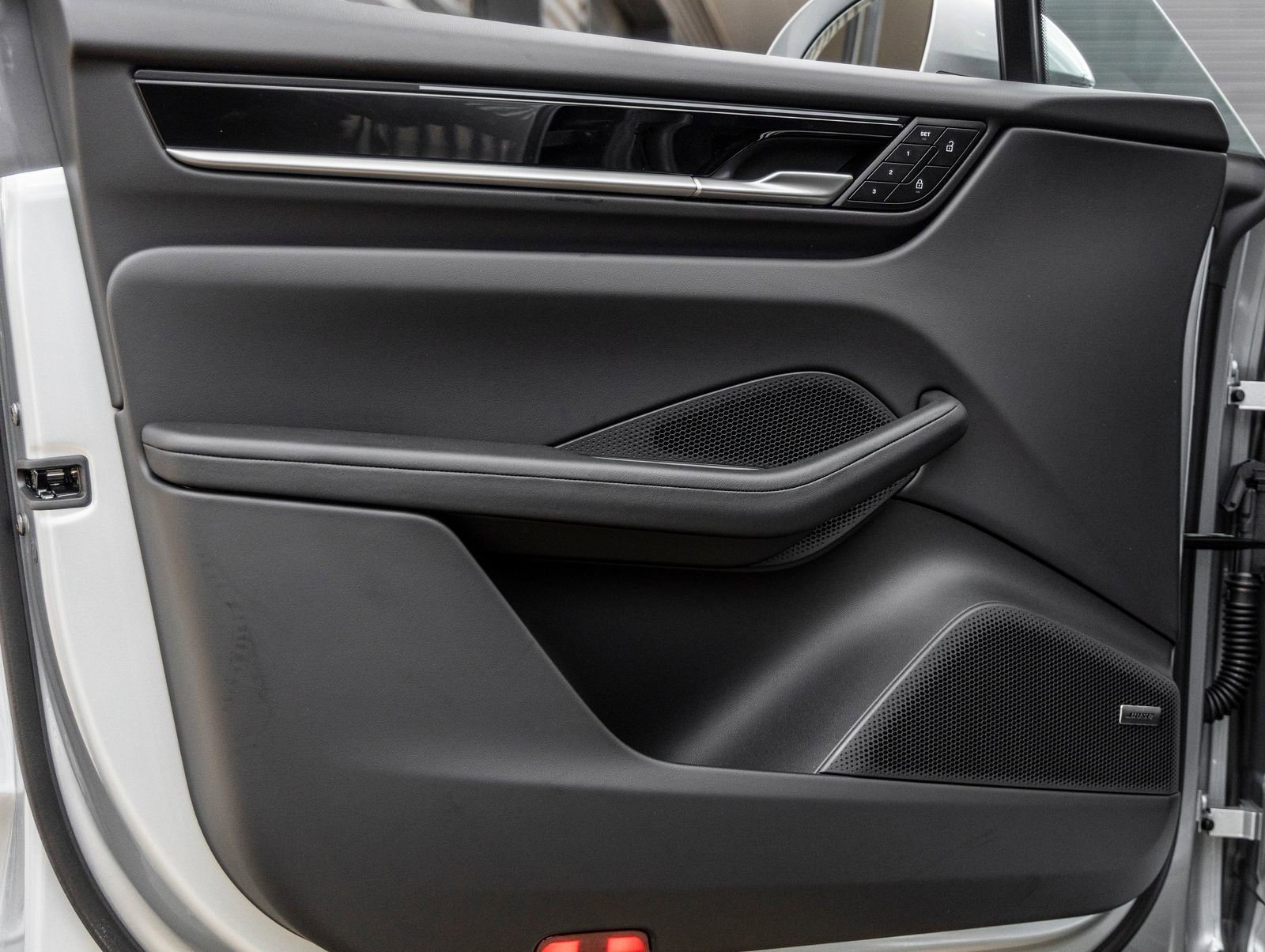 Certified 2025 Porsche Macan Electric image 19