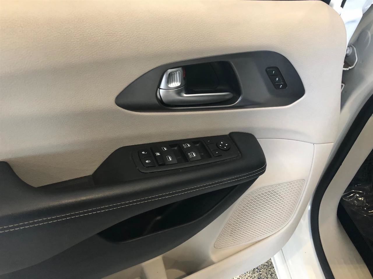 Used 2023 Chrysler Pacifica Touring-L FWD image 6