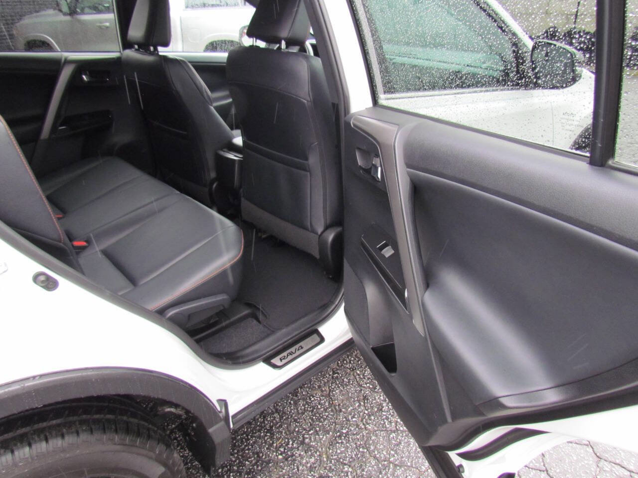 Used 2016 Toyota RAV4 SE image 15