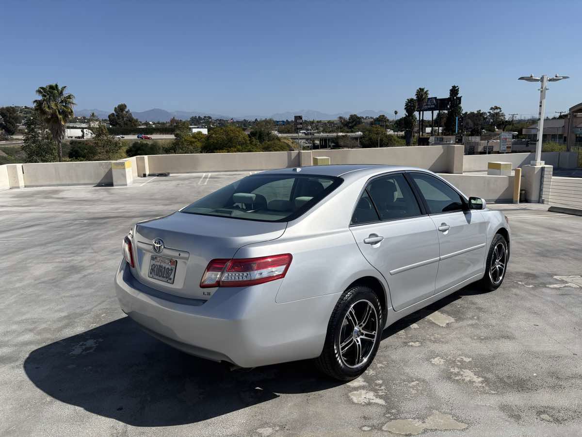 Used 2010 Toyota Camry LE FWD image 29