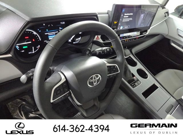 Used 2025 Toyota Sienna XLE image 18