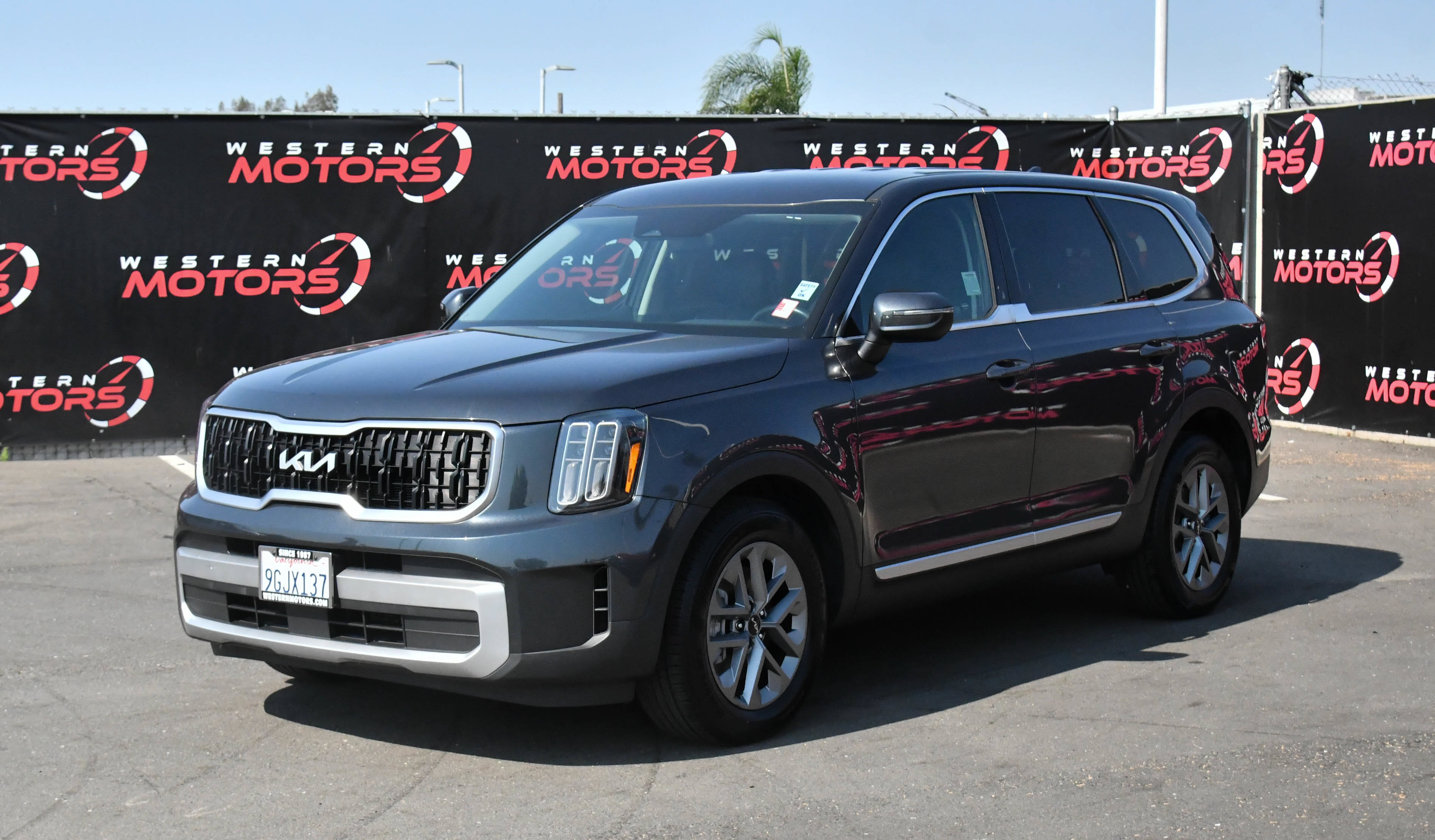 Used 2023 Kia Telluride LX AWD/4WD image 3