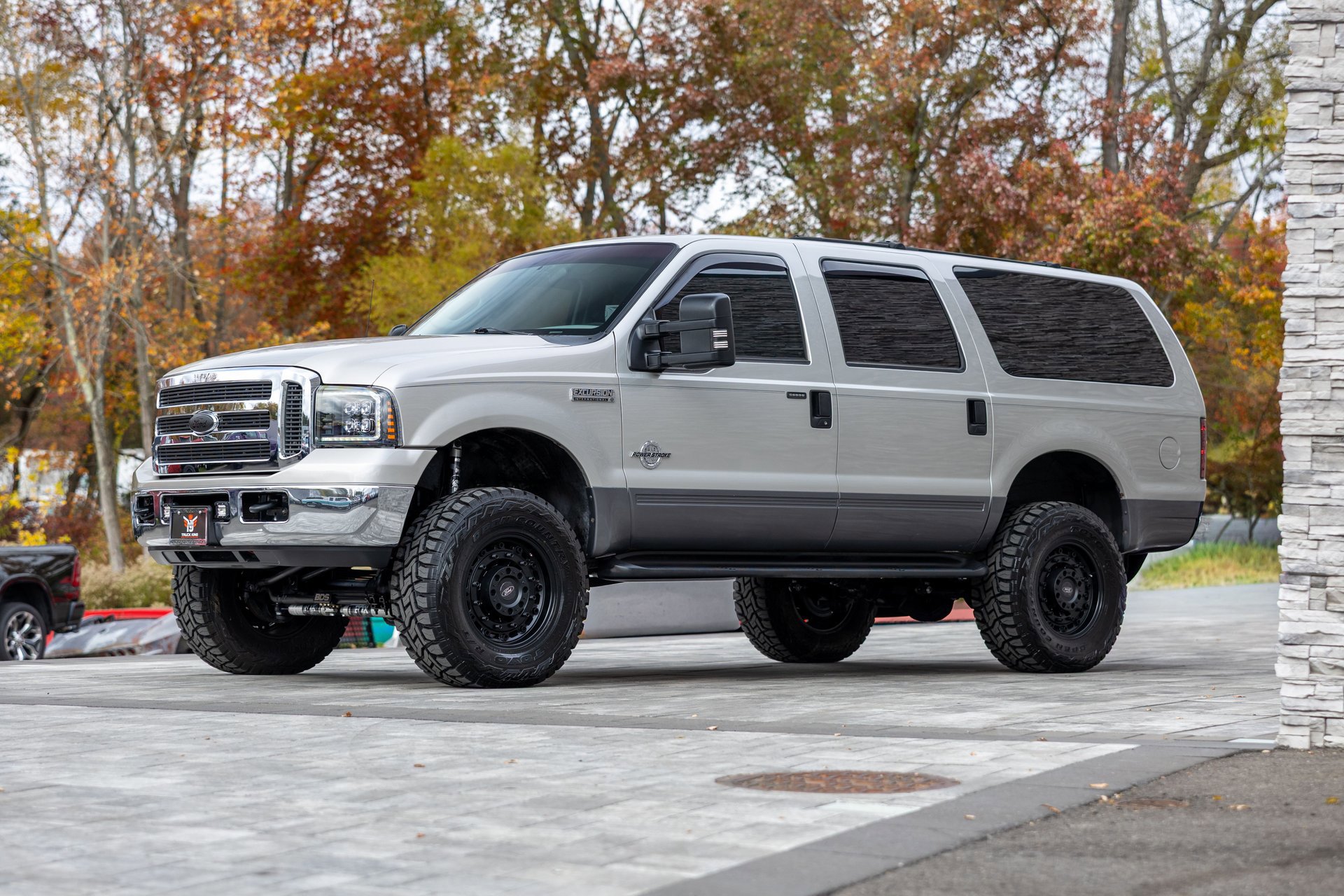 Used 2005 Ford Excursion XLS image 1