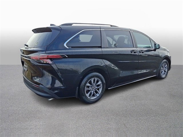 Used 2021 Toyota Sienna LE w/ LE Plus Package image 4