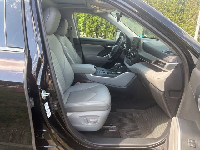 Used 2021 Toyota Highlander XLE AWD/4WD image 23