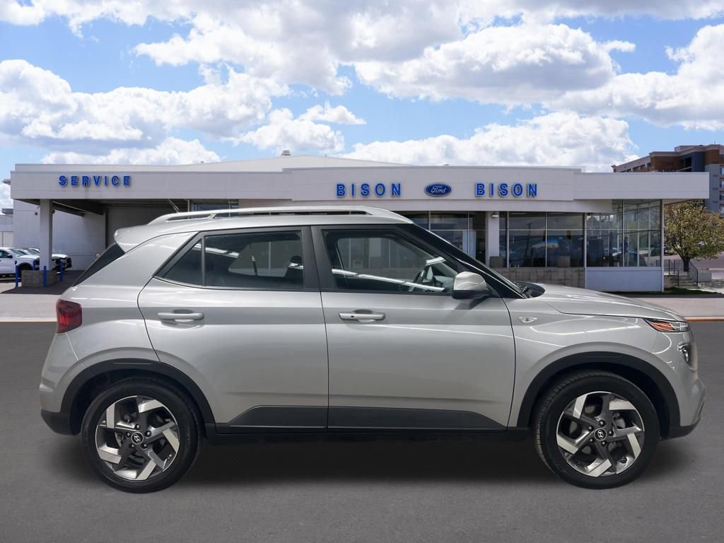 Used 2025 Hyundai Venue SEL image 2