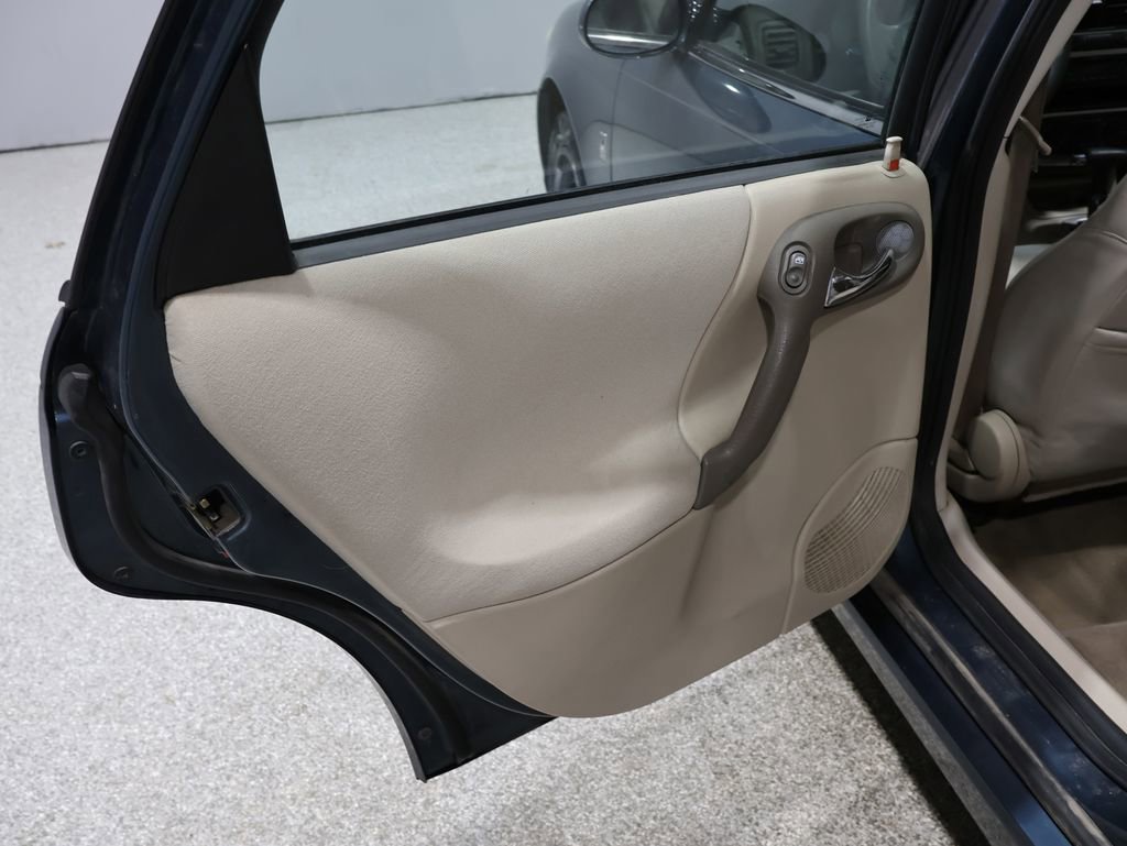 Used 2004 Saturn L-Series L300 image 17