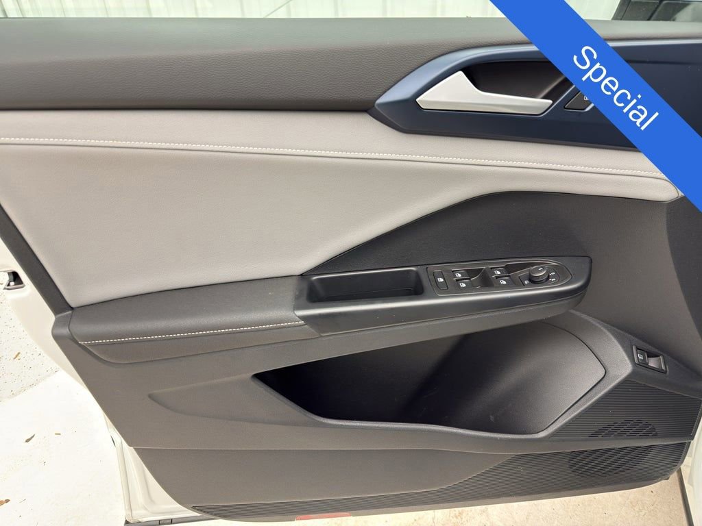 Used 2024 Volkswagen Taos SE image 16