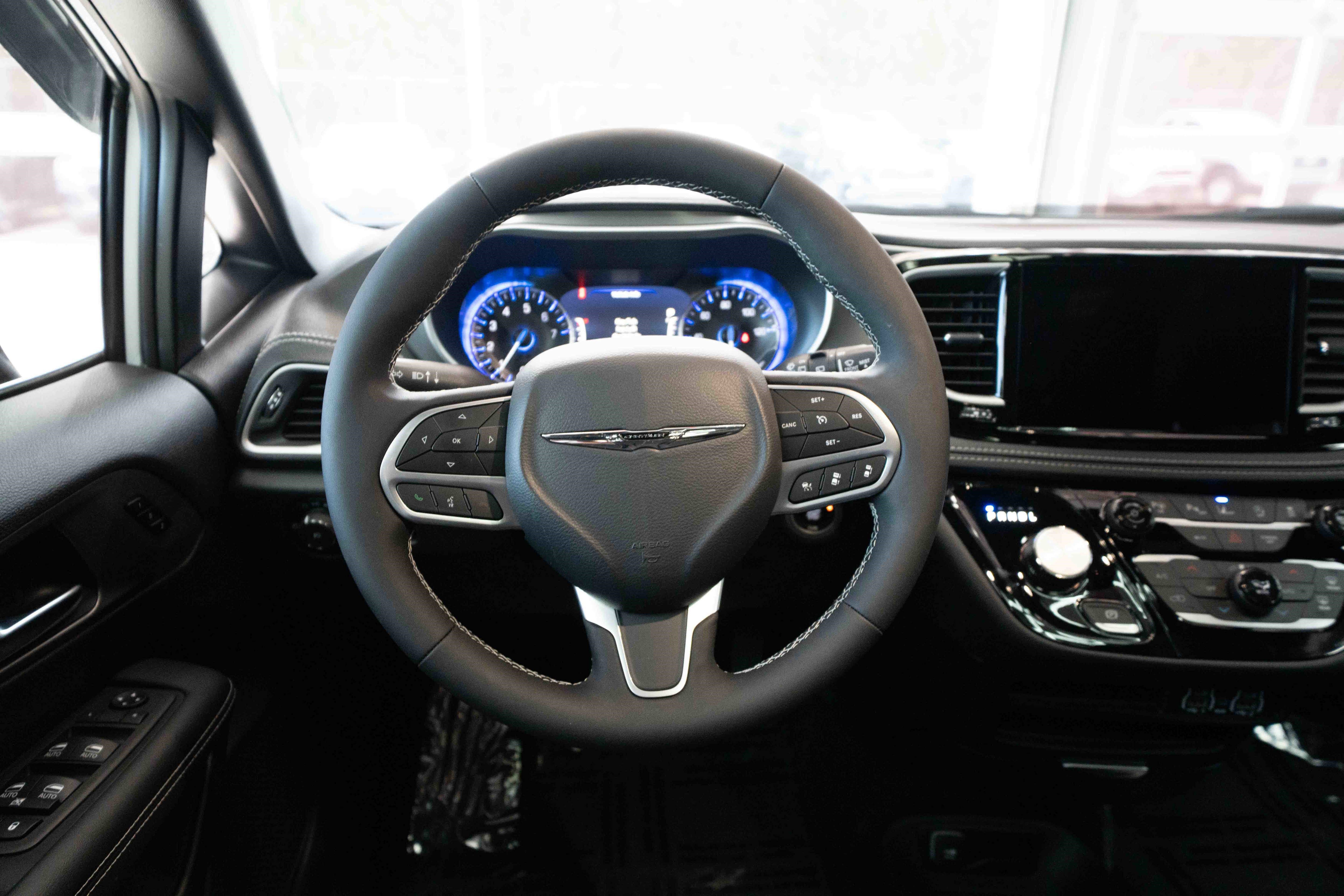 Used 2025 Chrysler Pacifica Select image 21