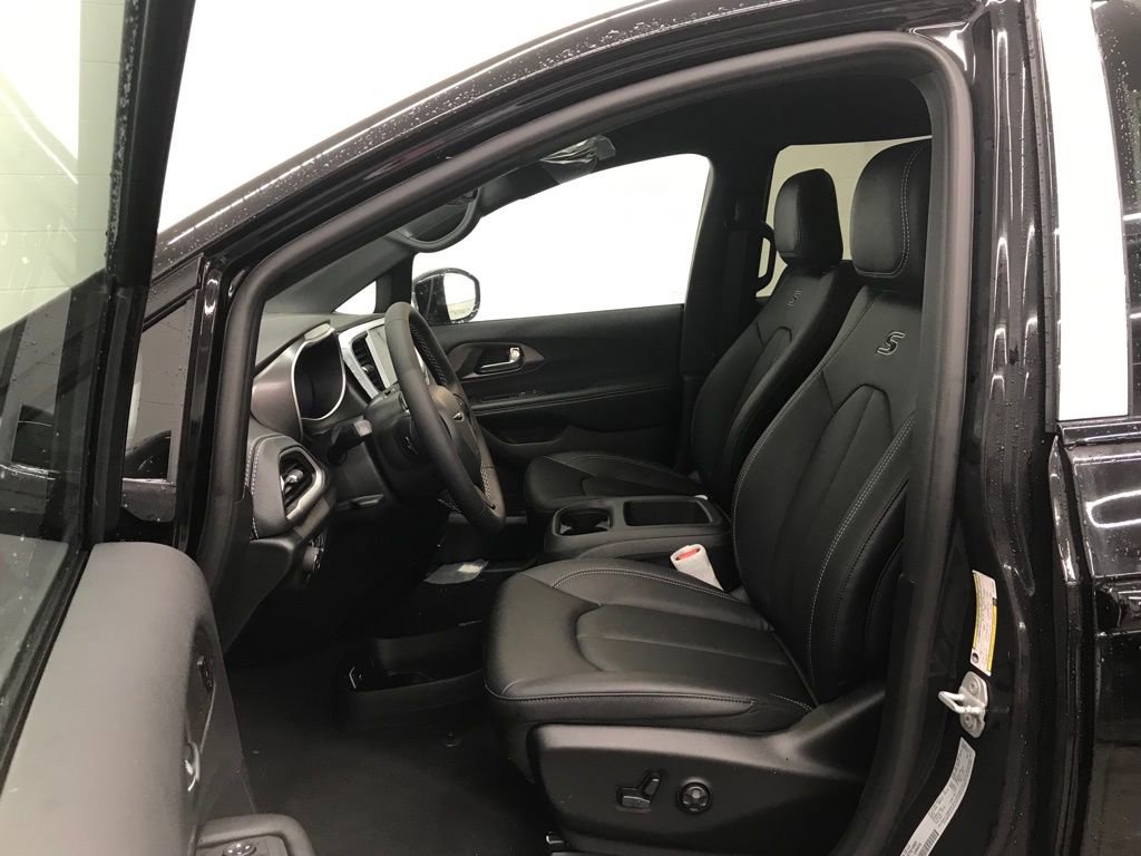 New 2026 Chrysler Pacifica Select w/ S Appearance Package image 12