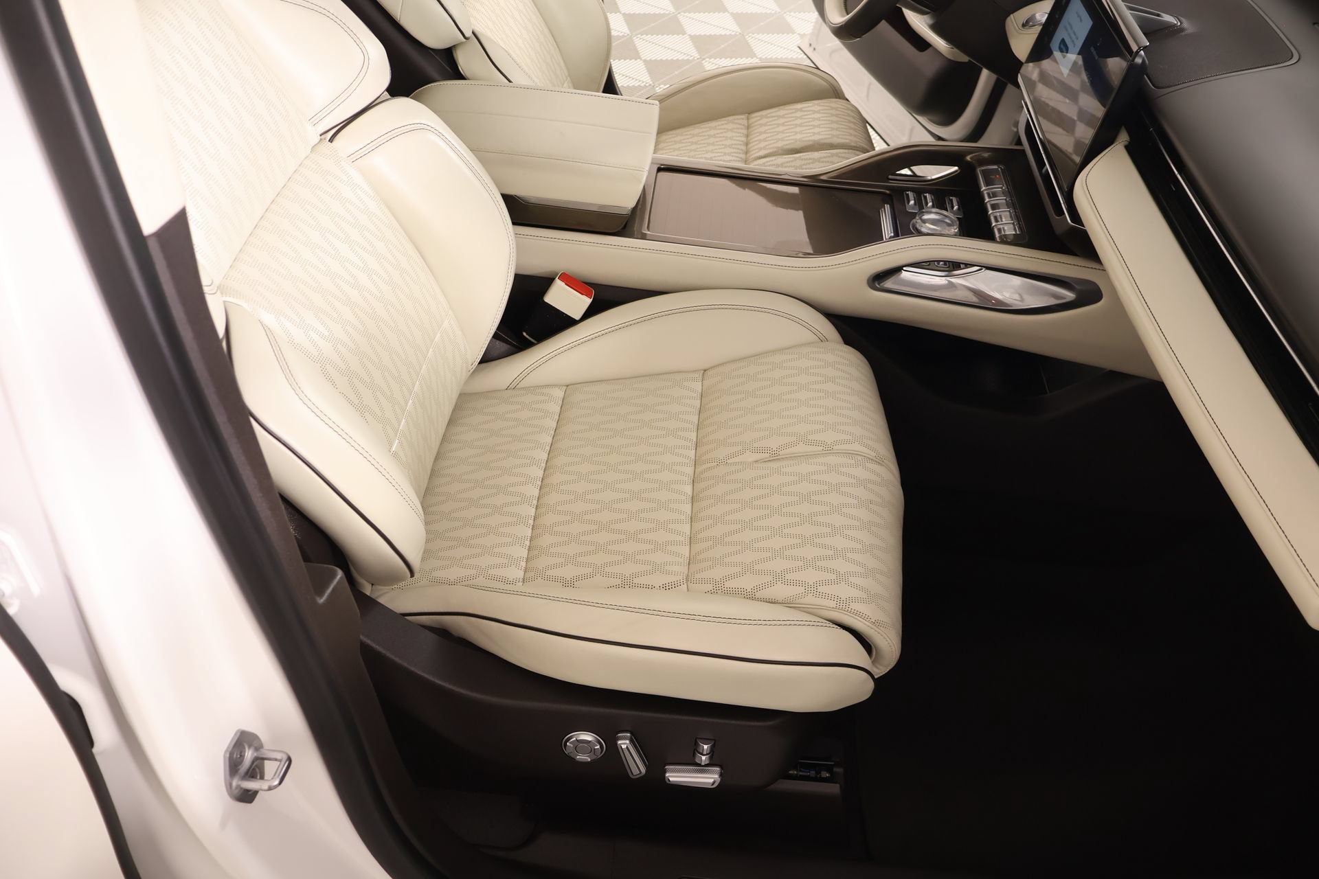 Certified 2024 Lincoln Nautilus Black Label w/ Jet Appearance Package (87T) AWD/4WD image 13