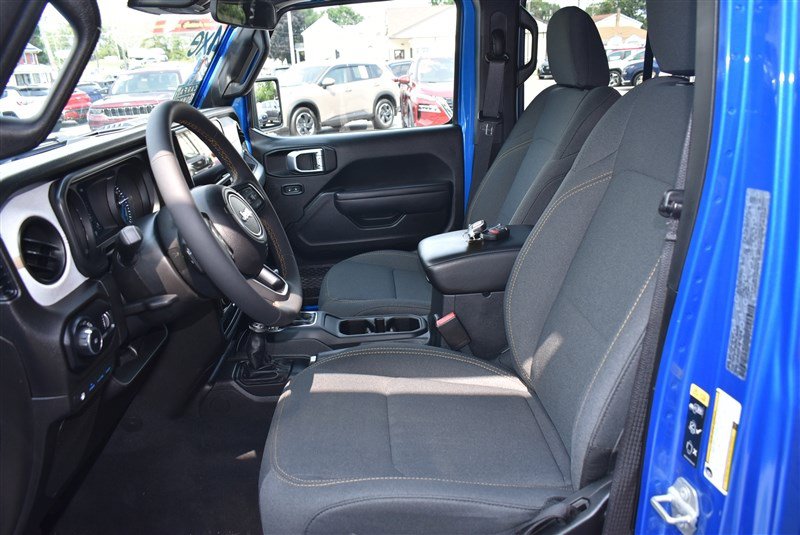 Used 2024 Jeep Wrangler Unlimited w/ Convenience Group AWD/4WD image 10