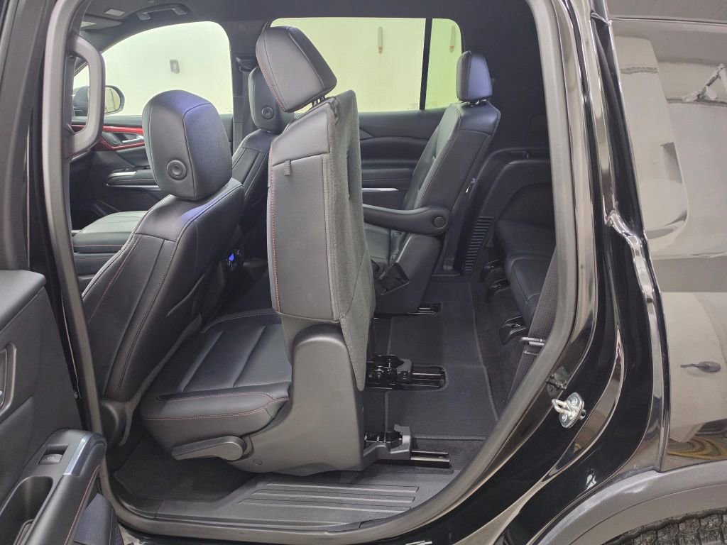 Used 2025 Chevrolet Traverse Z71 AWD/4WD image 12