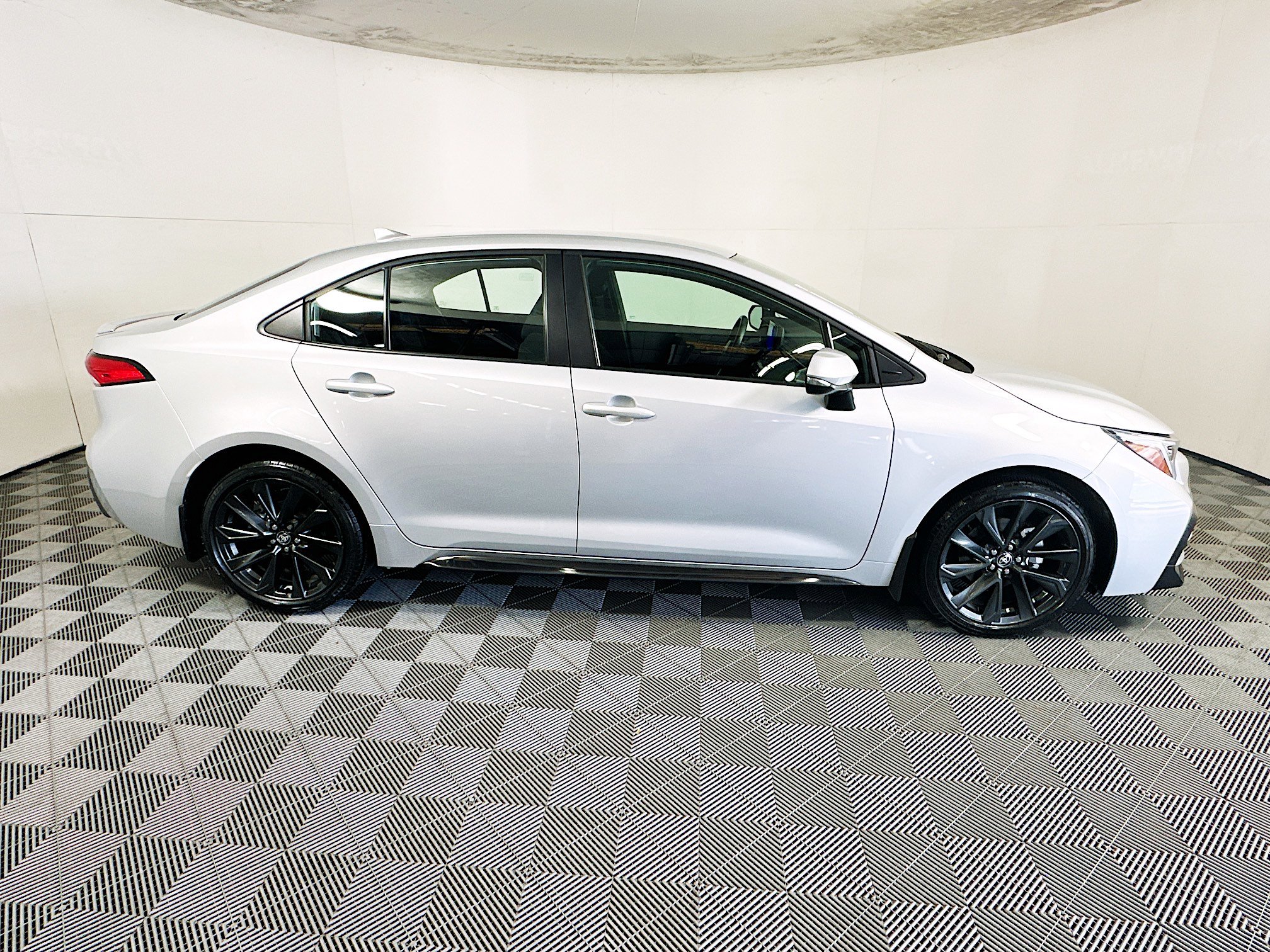 Used 2025 Toyota Corolla SE image 2