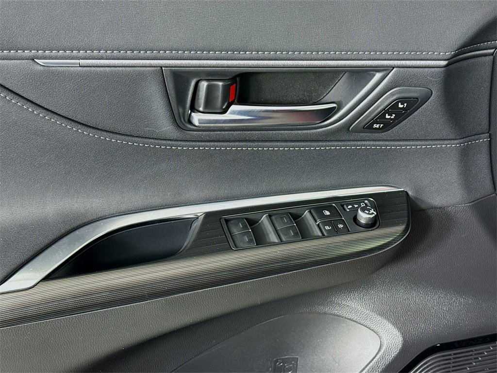 Used 2023 Toyota Venza Nightshade image 19