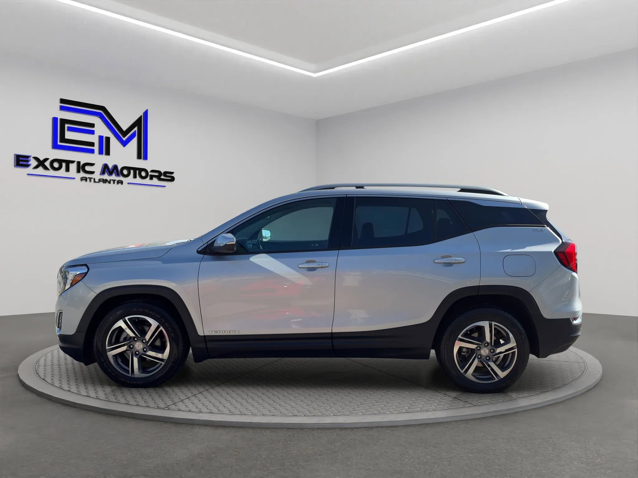 Used 2021 GMC Terrain SLT image 2