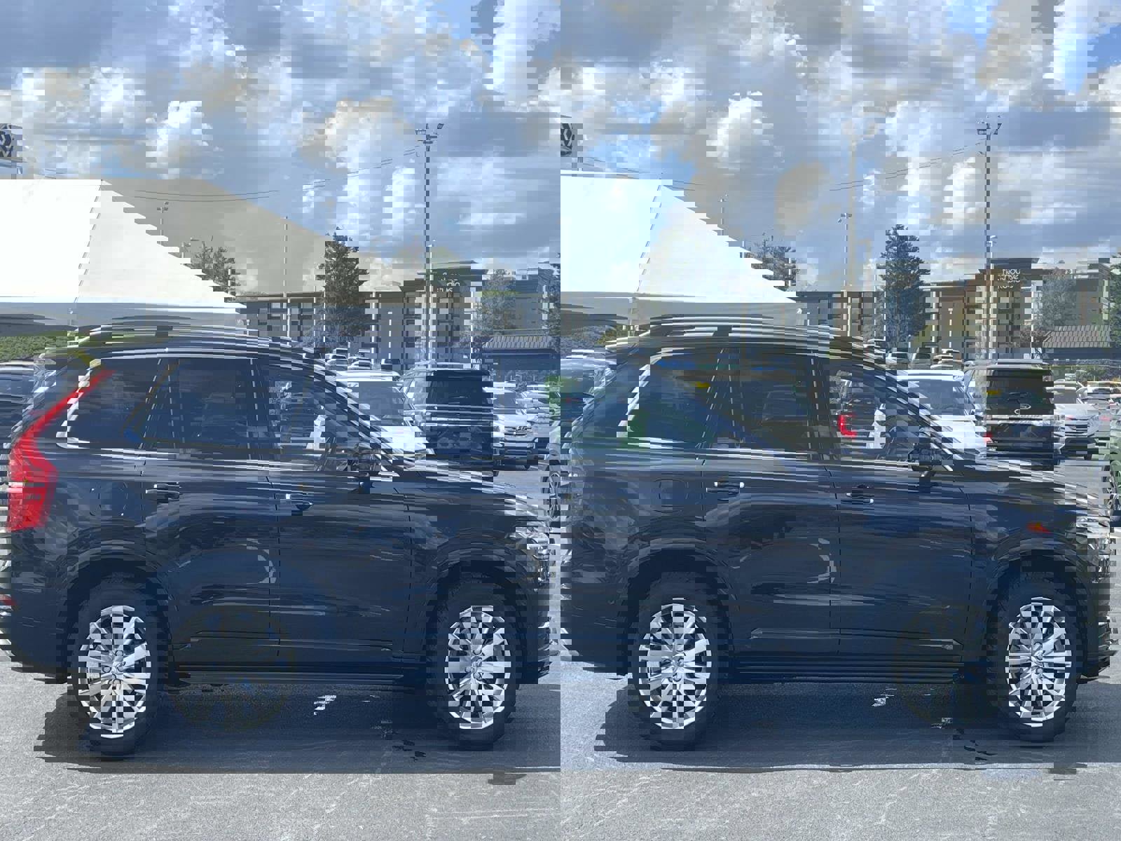 Used 2016 Volvo XC90 T6 Momentum w/ Momentum Plus Package image 9