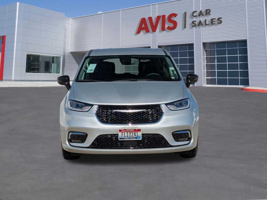 Used 2024 Chrysler Pacifica Touring-L image 2