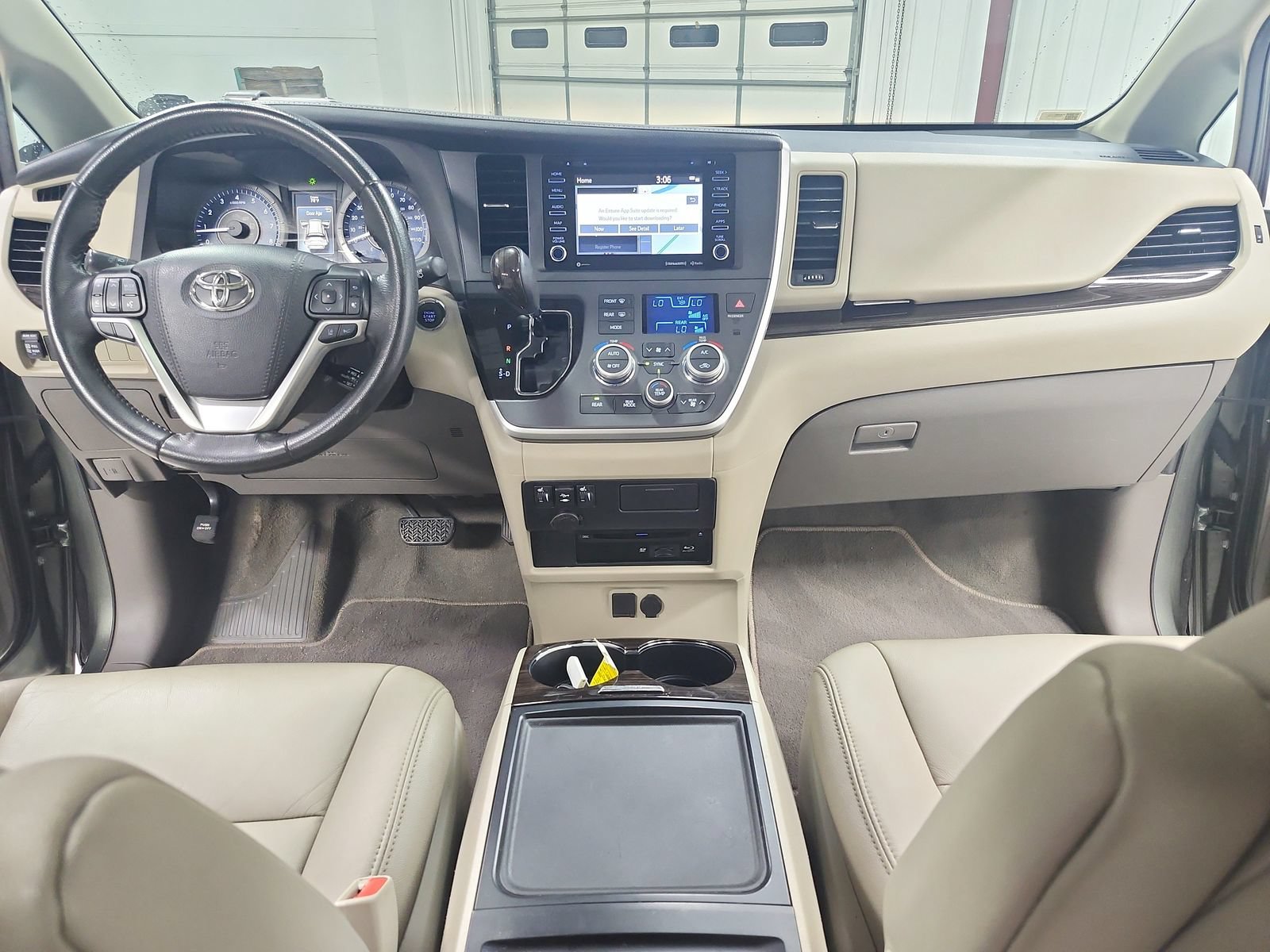 Used 2020 Toyota Sienna XLE Premium FWD image 27