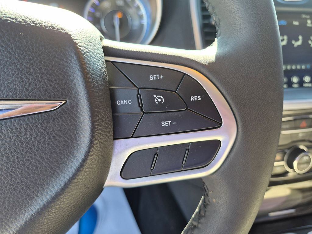 Used 2022 Chrysler 300 Touring w/ Sport Appearance Package image 17