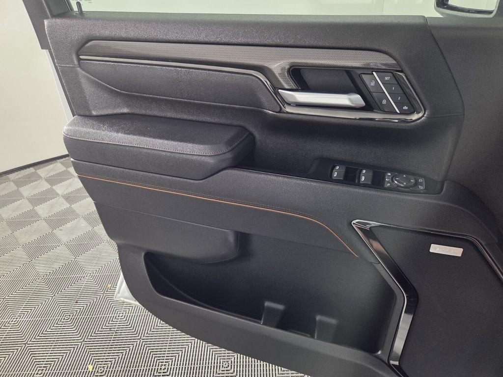 Used 2025 GMC Sierra 2500 AT4 image 23