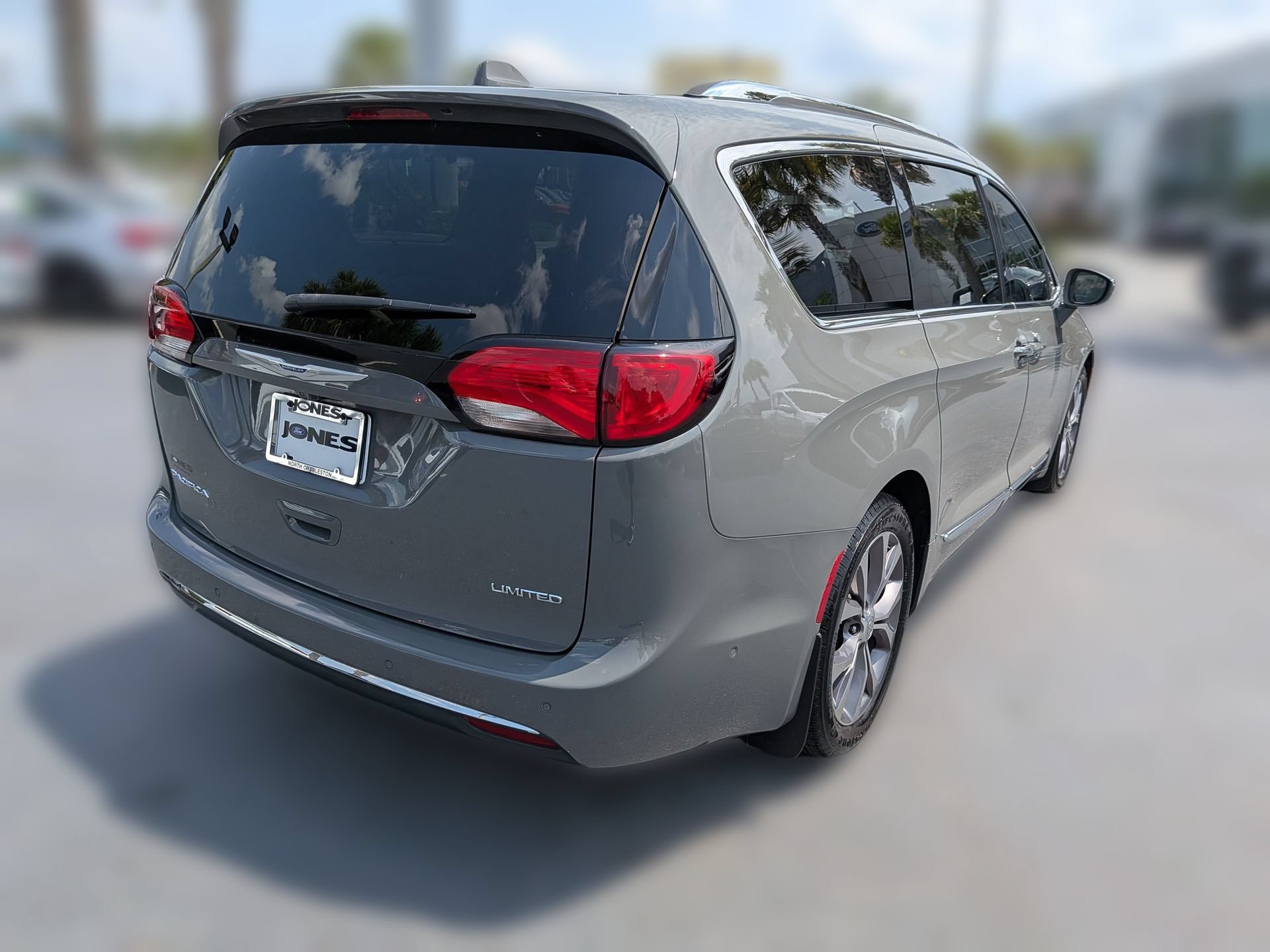 Used 2020 Chrysler Pacifica Limited w/ Tire & Wheel Group FWD image 4