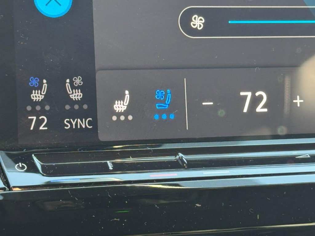 Used 2024 Volkswagen Atlas Cross Sport SE image 19