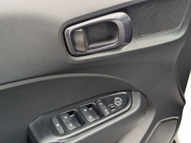 Used 2023 Hyundai Venue Limited FWD image 9